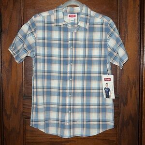 18 Wrangler Casual Fit Plaid Button Down.